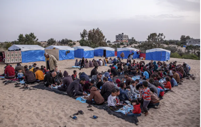 وسائل إعلام: إسرائيل تشتري 40 ألف خيمة تمهيدا لإخلاء رفح