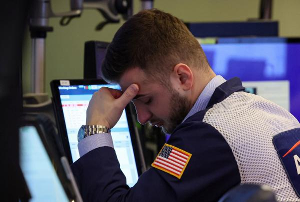 انخفاض حاد للأسهم الأمريكية بسبب توترات جيوسياسية