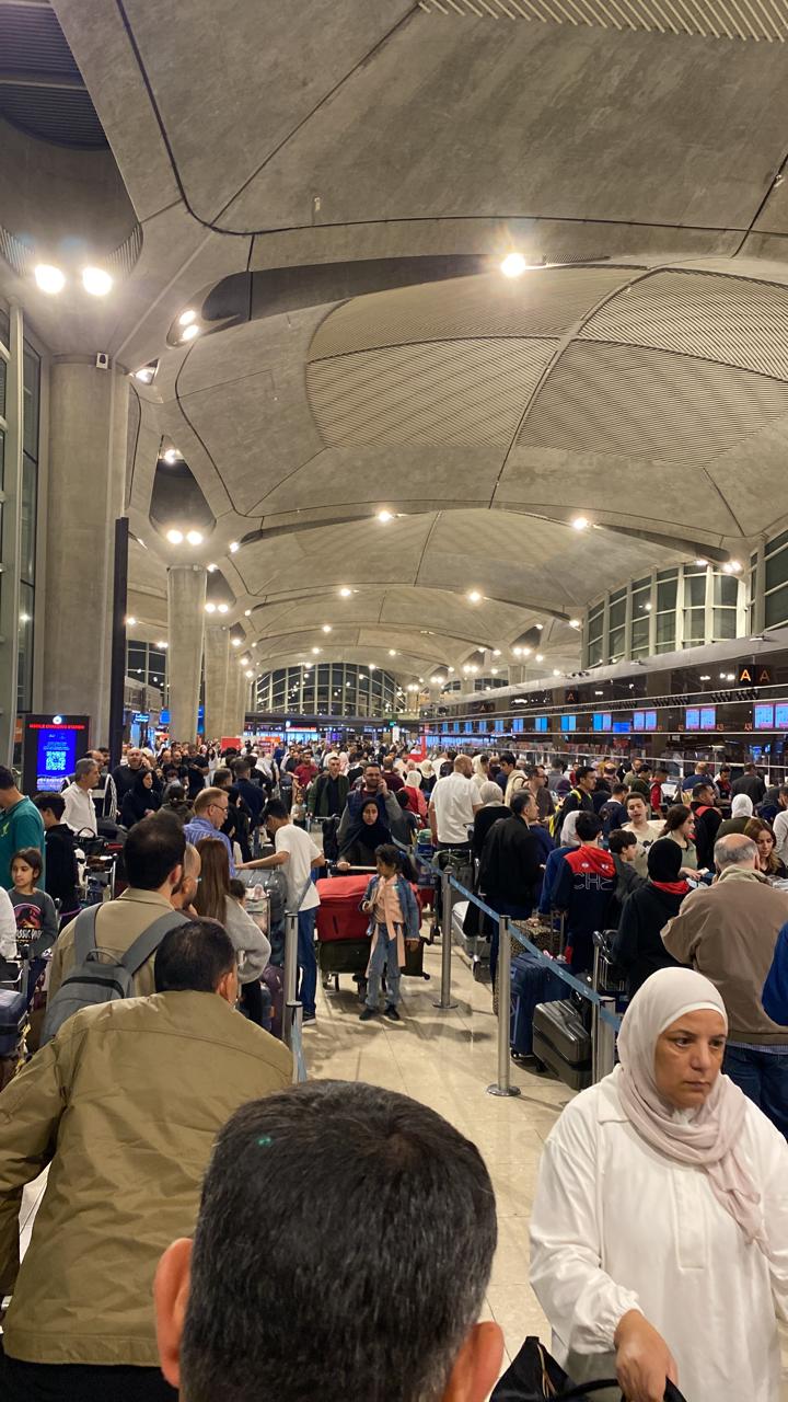 تكدس المسافرين في مطار الملكة علياء الدولي بعد إلغاء الرحلات الجوية
