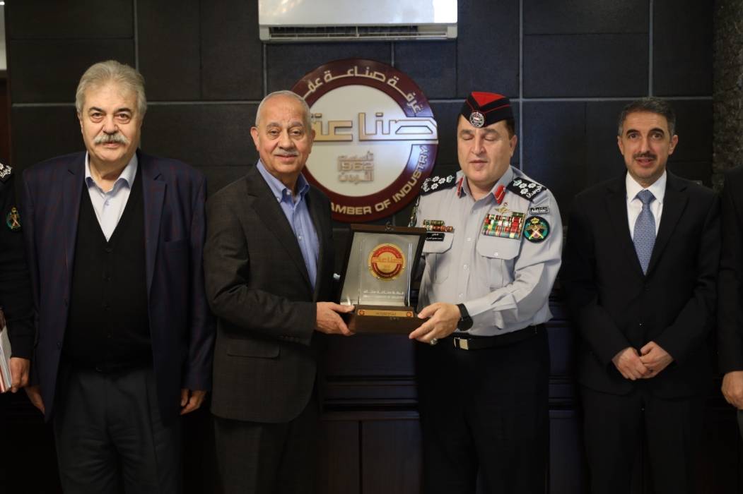 خلال اجتماع لبحث القضايا الصناعية ذات العلاقة بعمل الدفاع المدني...صور