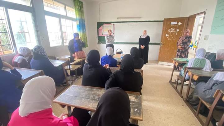 مديرة الشؤون الإدارية والمالية في لواء الكورة تزور مدرسة كفرعوان الثانوية للبنات.