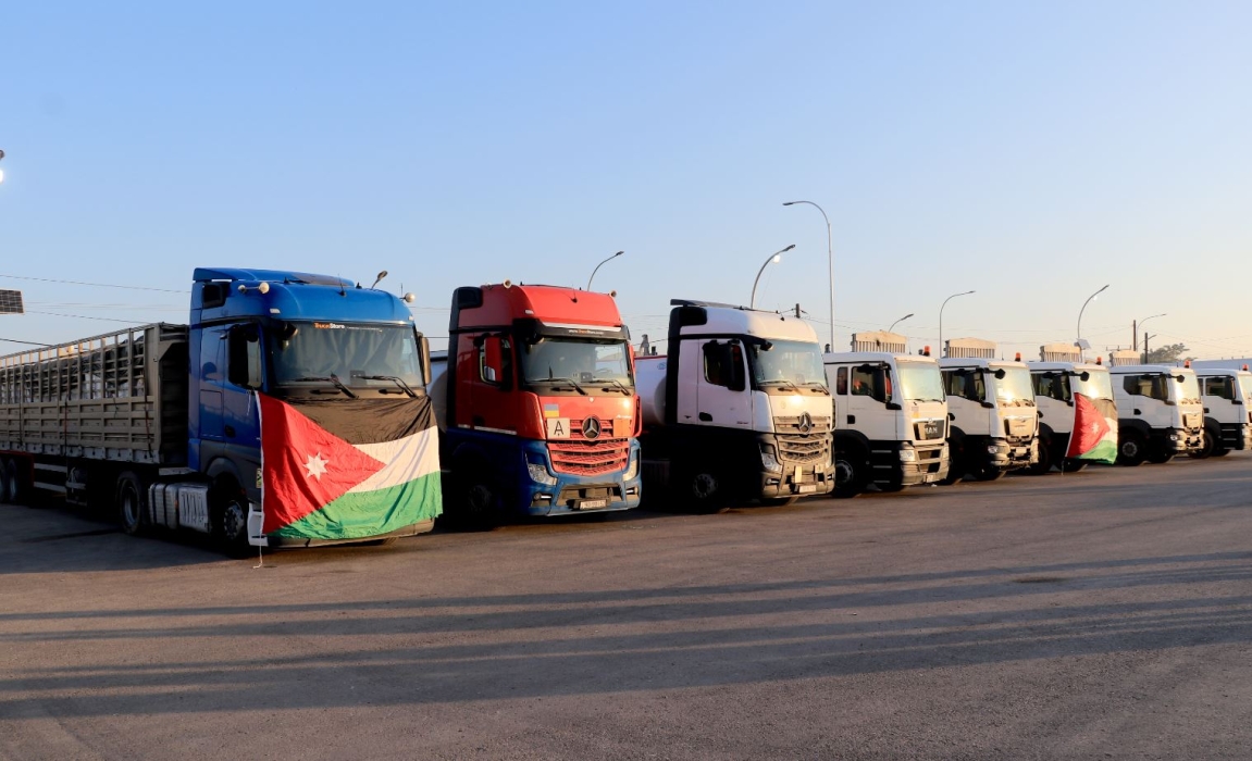 القوات المسلحة ترسل 51 شاحنة مساعدات إنسانية إلى غزة