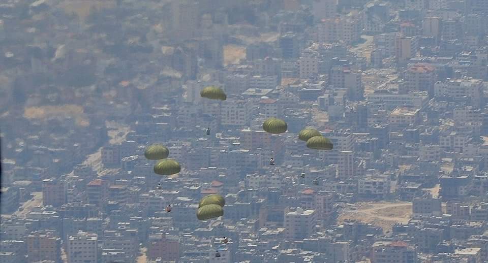 القوات المسلحة الأردنية تنفذ 6 إنزالات جوية لمساعدات على شمال غزة بمشاركة دولية...صور