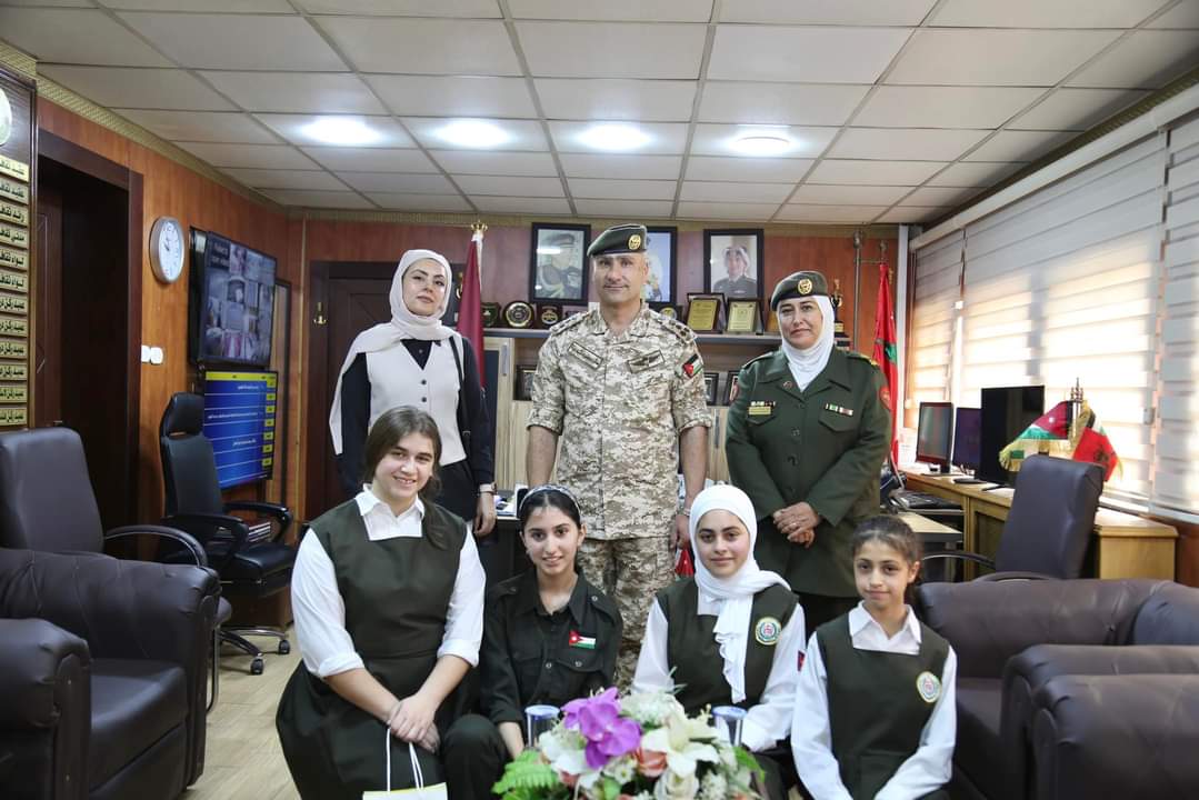 العميد الشمايلة يُكرم الطالبات الحاصلات على المركز الأول في مجال الهندسة العكسية بمسابقة محاربي السايبر...صور