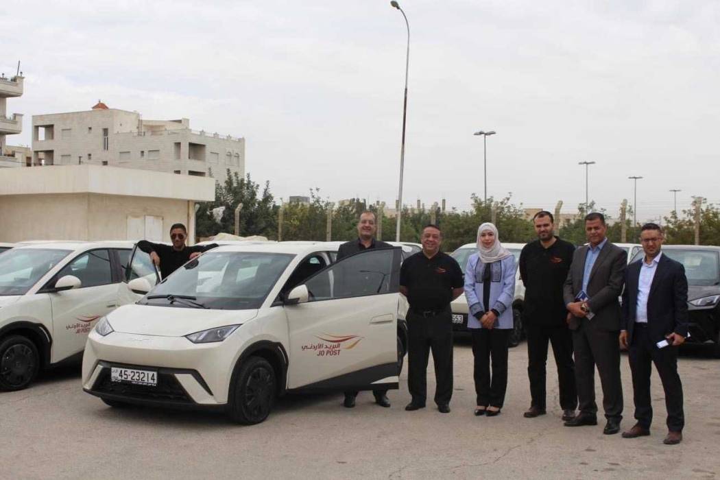 البريد الأردني يعزز أسطول النقل بمركبات كهربائية للمرة الثانية