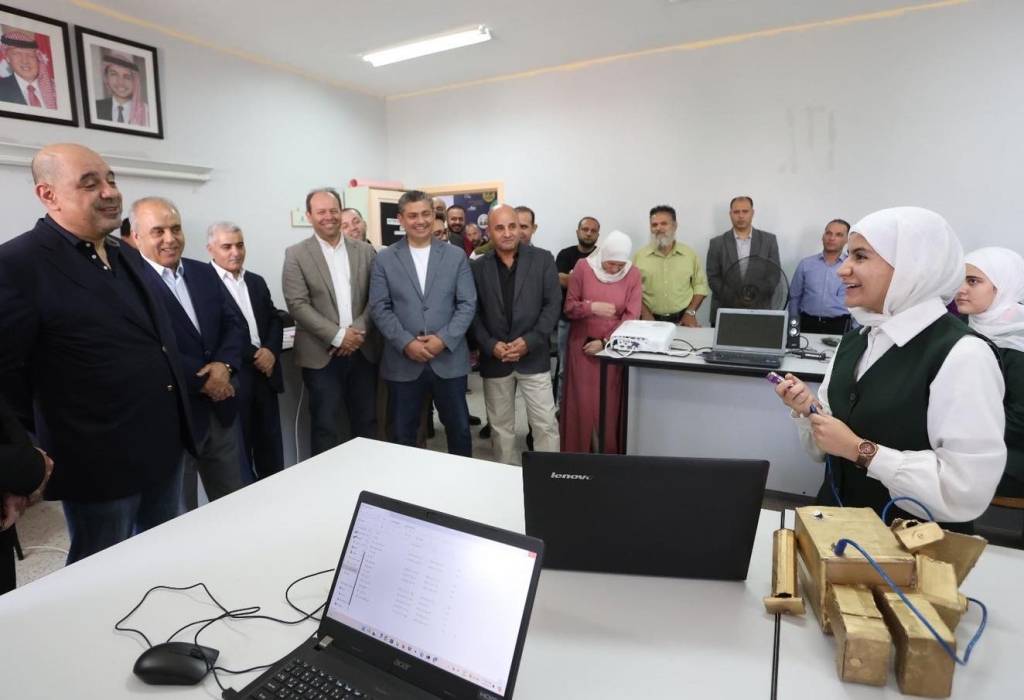 وزيرا التربية والاقتصاد  يتفقدان مشروع نادي الترميز الرقمي