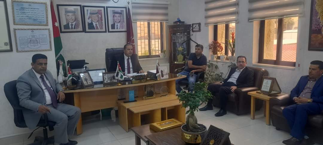الشوابكة مدير تربية لواء الجامعة يترأس اجتماعًا لرؤساء الأقسام.
