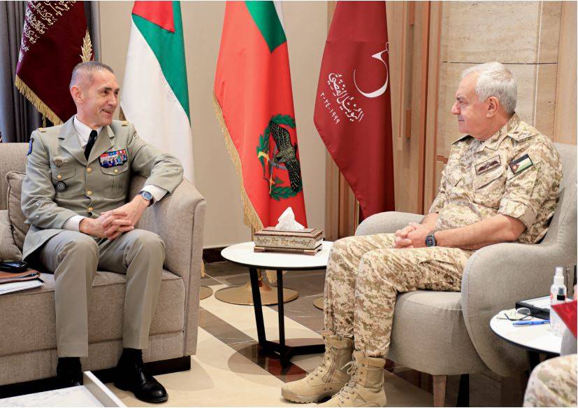 رئيس هيئة الأركان المشتركة يستقبل وفداً عسكرياً فرنسياً