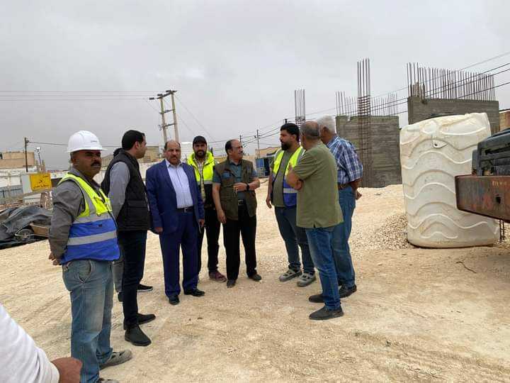 متصرف البادية الشمالية الغربية يتفقد مشروع مدرسة المنصورة الأساسية