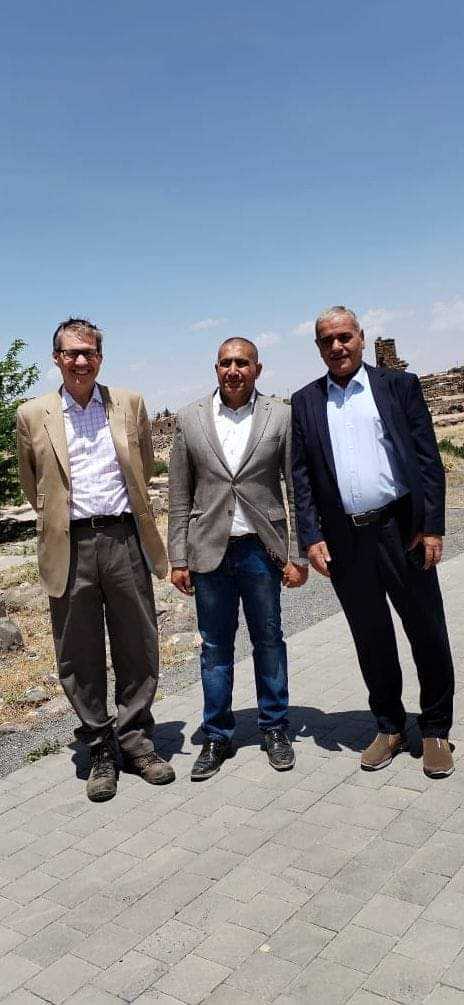 السفير البريطاني يزور مدينة أم الجمال الأثرية