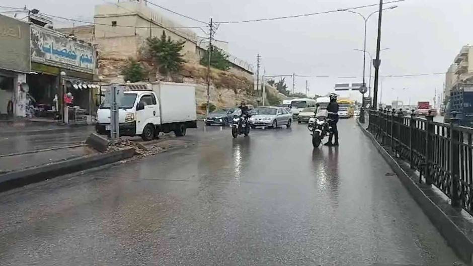 11 إصابة بحادث تصادم بين حافلة و3 مركبات في نفق الجمرك