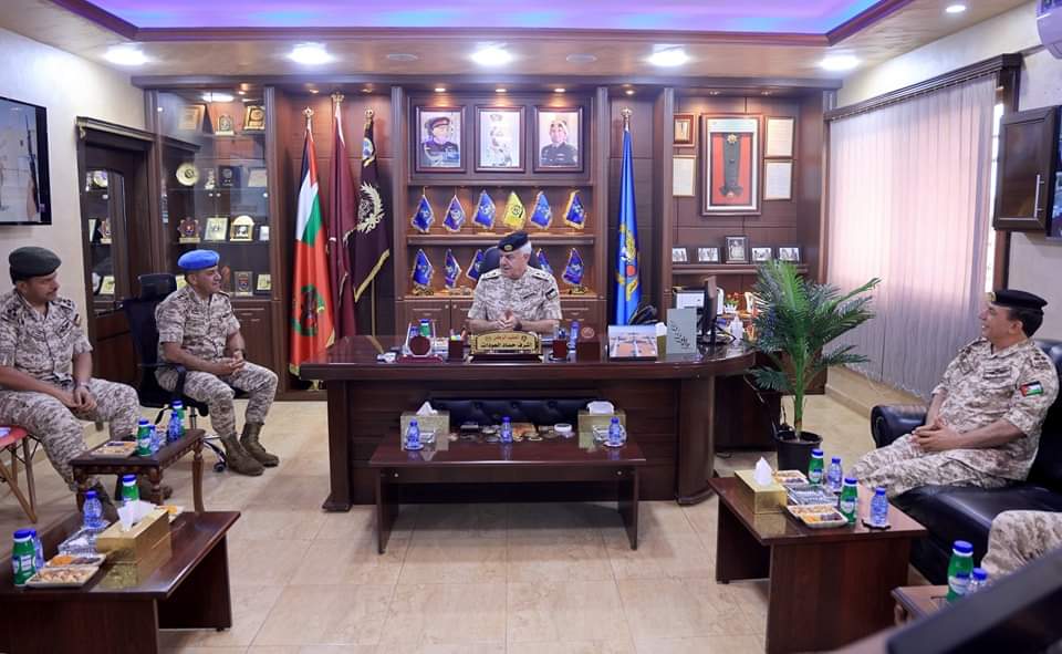 اللواء الركن الحنيطي يزور مديرية سلاح الهندسة الملكي وقيادة مجموعة نقل المواد والمحروقات...صور