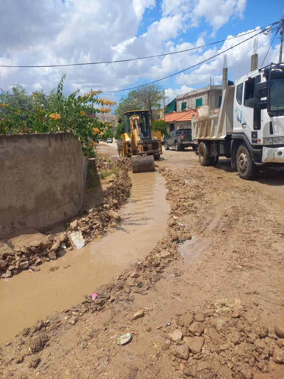 إعادة فتح طرق غمرتها مياه الأمطار بالأغوار الشمالية