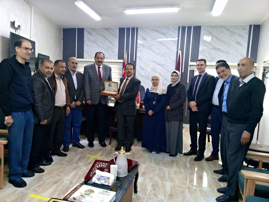 تربية الموقر تكرم مديرها السابق...صور