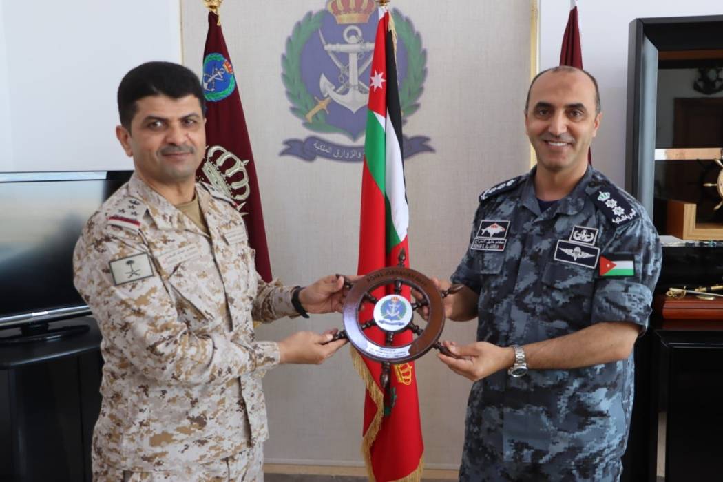 قيادة القوة البحرية والزوارق الملكية تستقبل وفداً عسكرياً سعودياً_صور