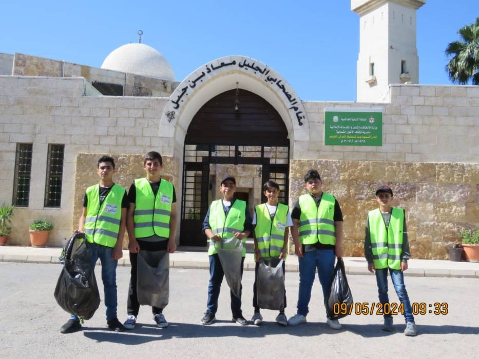 مدرسة ديريوسف الأساسية للبنين تنفذ حملة نظافة لمقام الصحابي الجليل معاذ بن جبل..صور