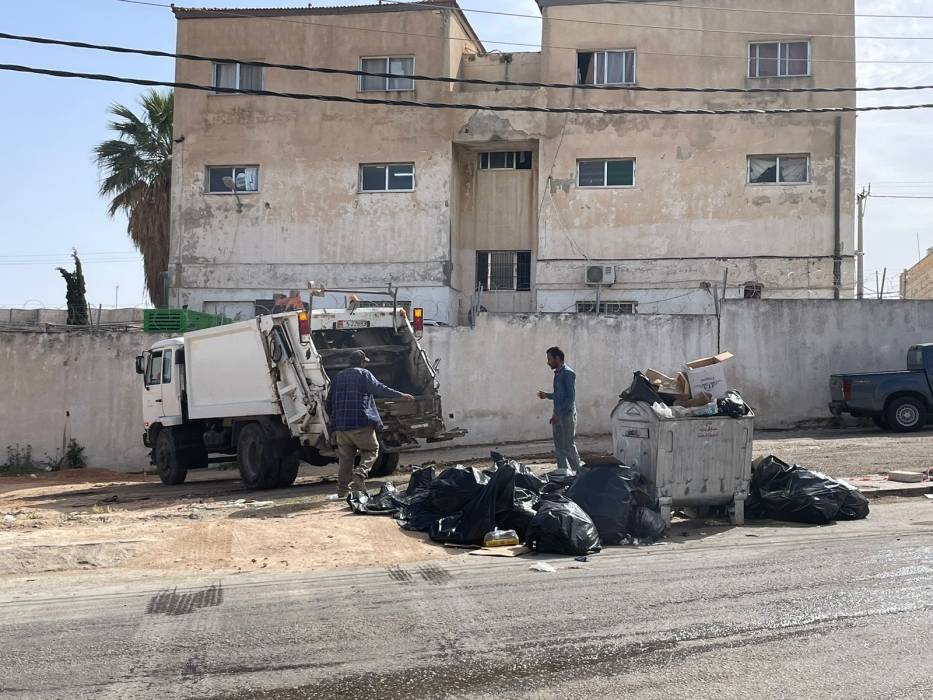 بلدية طبقة فحل تنفذ حملة نظافة إسنادًا لبلدية بني عبيد