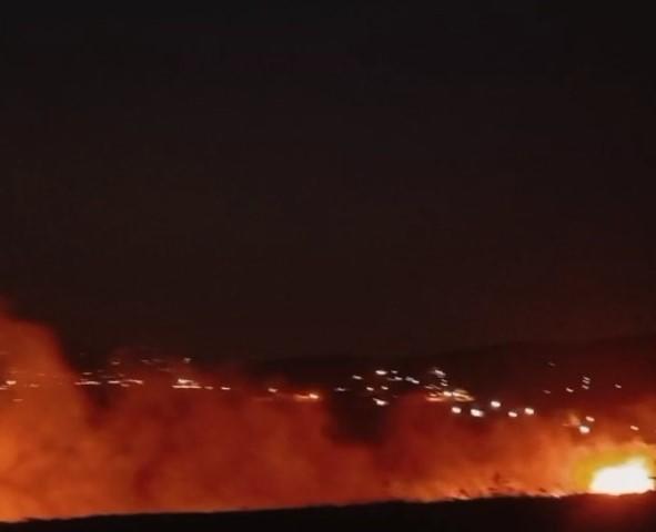 حريق ضخم يندلع بمساحات كبيرة من أراض بالمفرق  صور