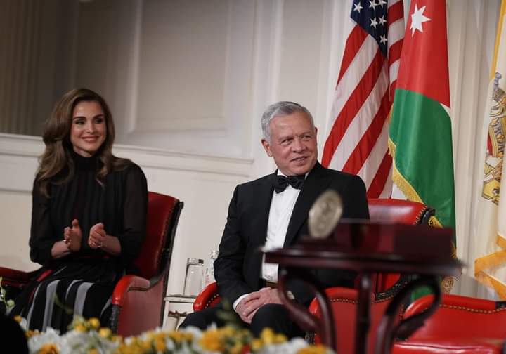 في مثل هذا اليوم.. الملك والملكة يتسلمان جائزة الطريق إلى السلام