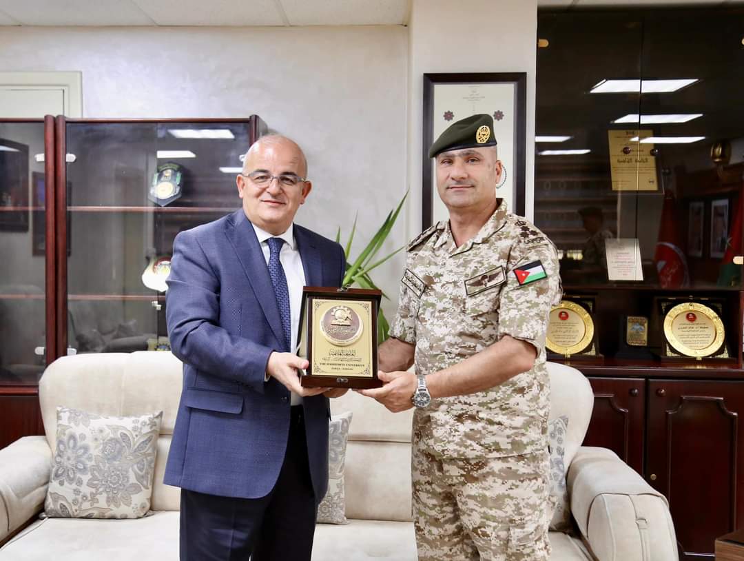 مدير التربية والتعليم والثقافة العسكرية يزور جامعتي الهاشمية وآل البيت ...صور