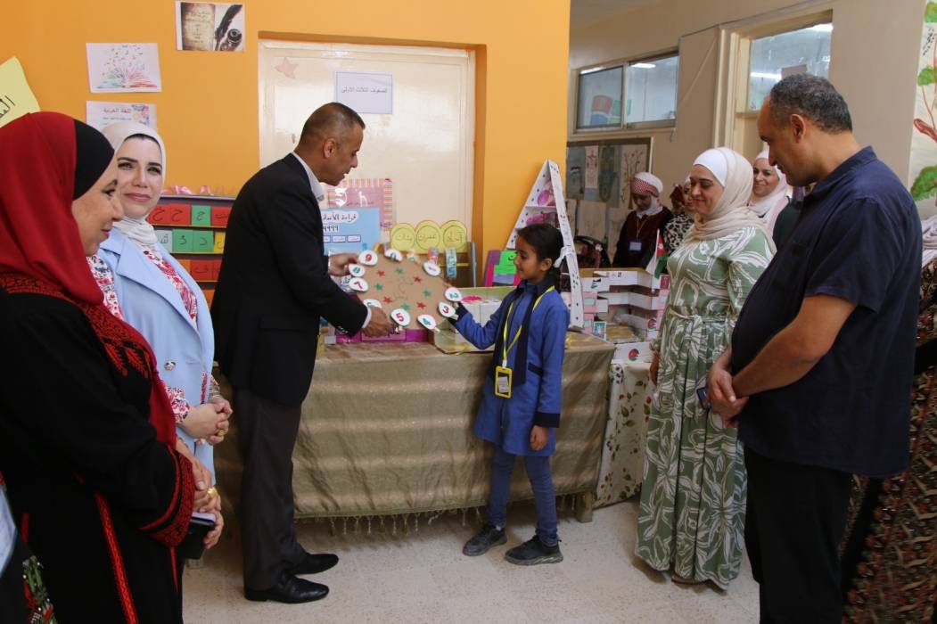 هديرس يفتتح معرض الوسائل التعليمية والتراث الشعبي في مدرسة النهضة الثانوية الشاملة للبنات