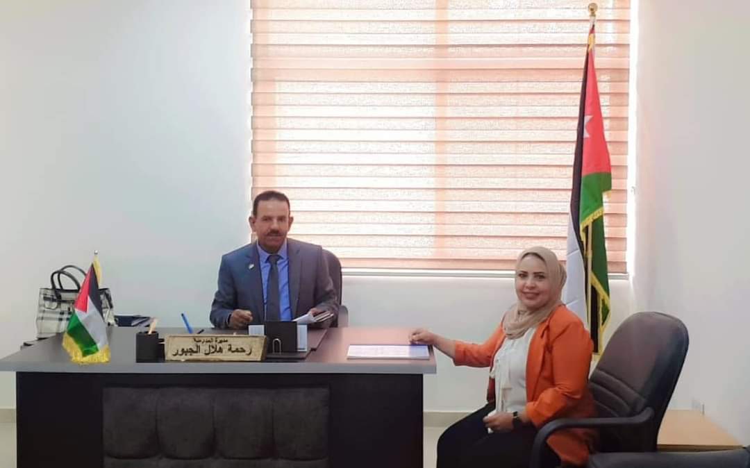 العبيدات يجري زيارة لمدرسة النقيرة الثانوية للبنات