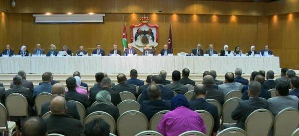 فريقًا وزاريًا يعقد لقاء مع ابناء البادية الوسطى