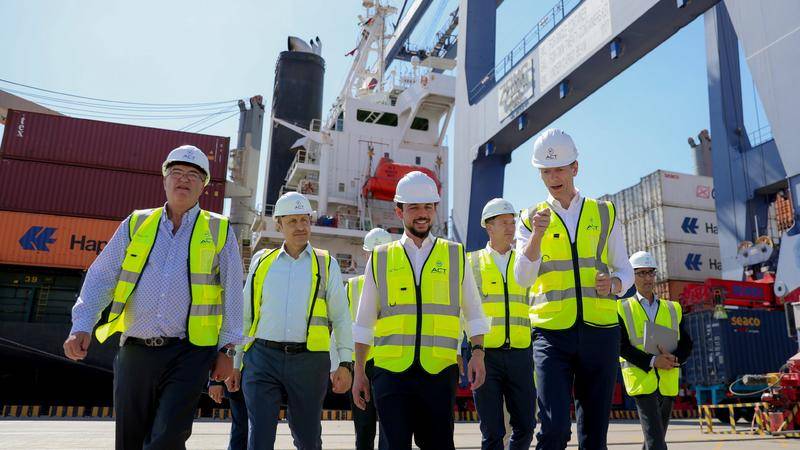 ولي العهد يزور ميناء حاويات العقبة ويطلع على سير العمليات اللوجستية فيه