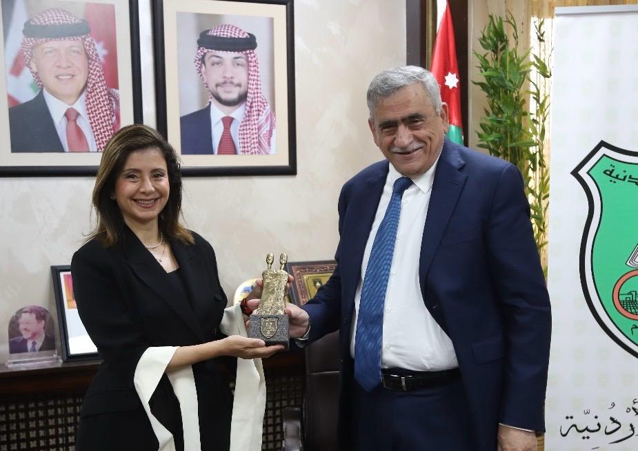 الأميرة دانا فراس تتسلم درع عين غزال تقديرا لإنجازاتها في حماية التراث