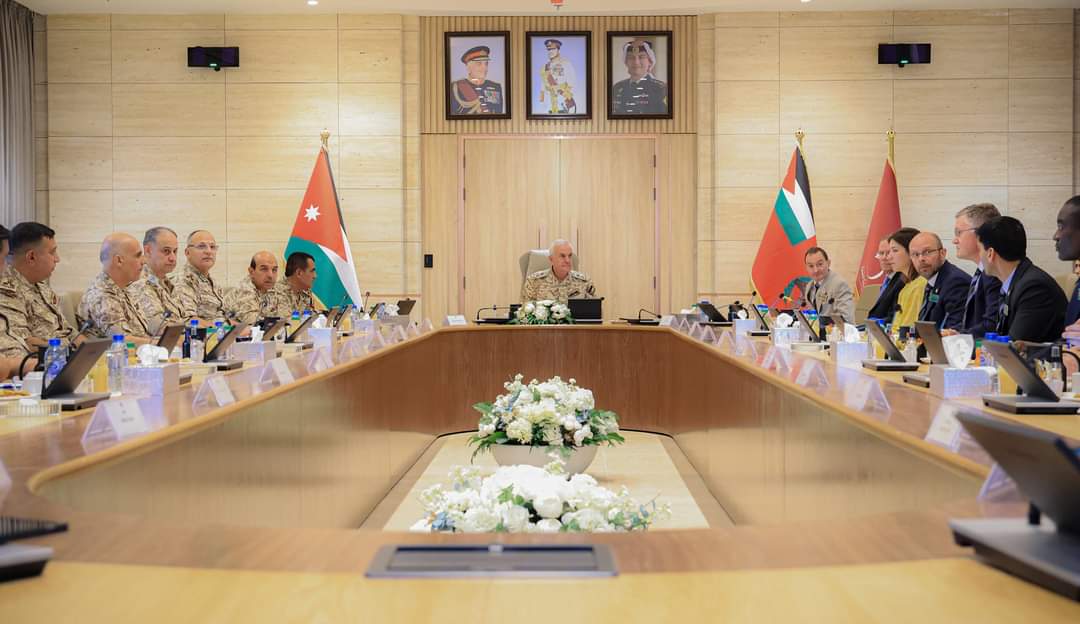 رئيس هيئة الأركان المشتركة يستقبل وفداً من الكلية الملكية البريطانية للدراسات الدفاعية