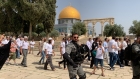 مئات المستوطنين يقتحمون المسجد الأقصى ويرفعون علم إسرائيل في ساحاته