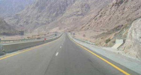 تدهور شاحنة على طريق العقبة الخلفي