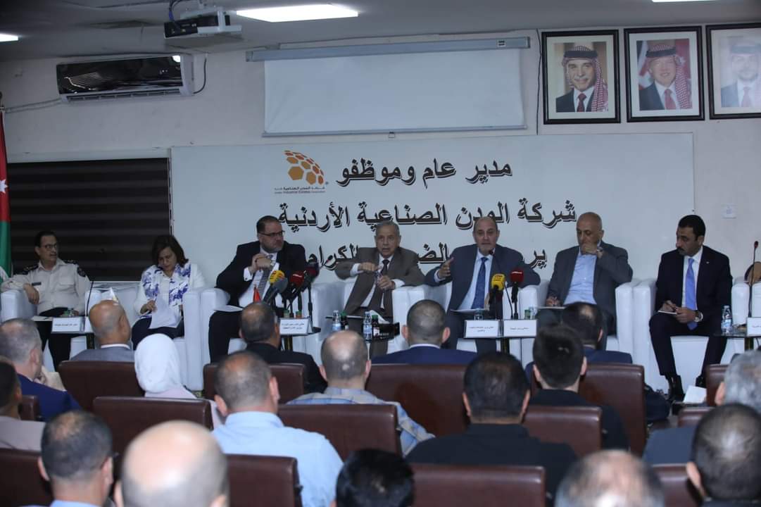 وفد وزاري يناقش تحديات القطاع الصناعي في جنوب شرق العاصمة _  صور 