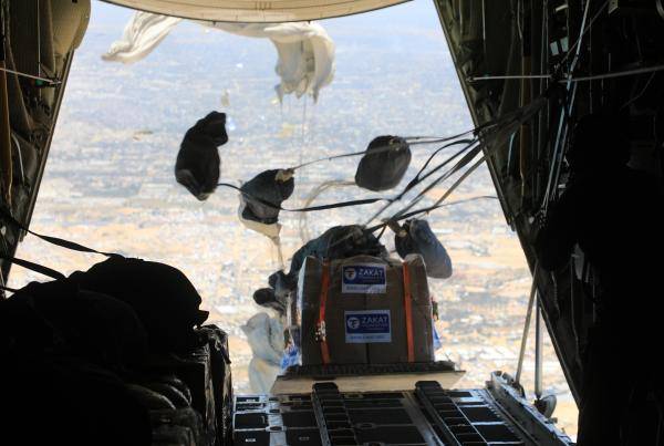 بالصور ... القوات المسلحة الأردنية تنفذ 3 إنزالات جوية