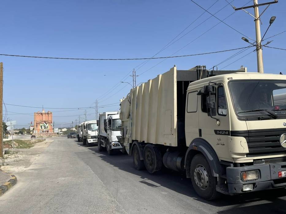 بلدية طبقة فحل تنفذ حملة نظافة مساندة لبلدية بني عبيد