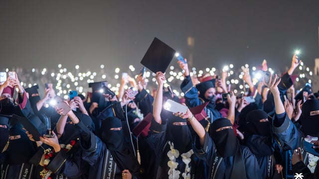 السعودية.. حكاية الأب الحافي وابنته الجامعية تحصد الثناء