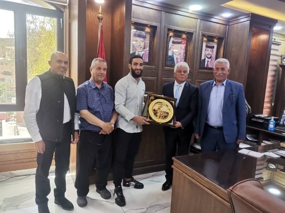 بلدية السلط الكبرى تكرم البطل عبد الرحمن بكر الحياصات