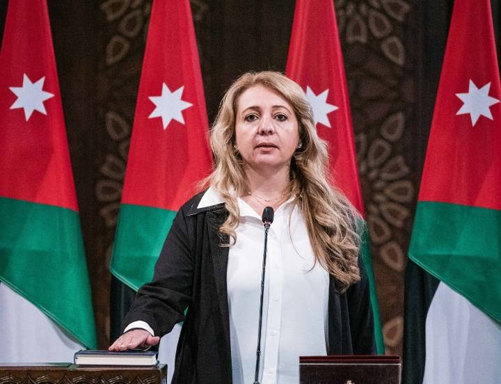 الحكومة: الإجازات بدون راتب لم تلغَ ولكن ستنظم