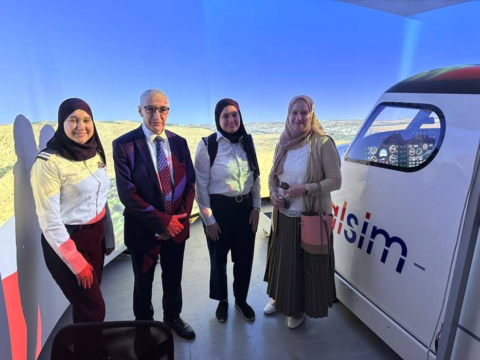 مدير اكاديمية الطيران الملكية الأردنية الخوالدة  يستقبل  وفدا من دبلوماسيين في عمان  ...صور