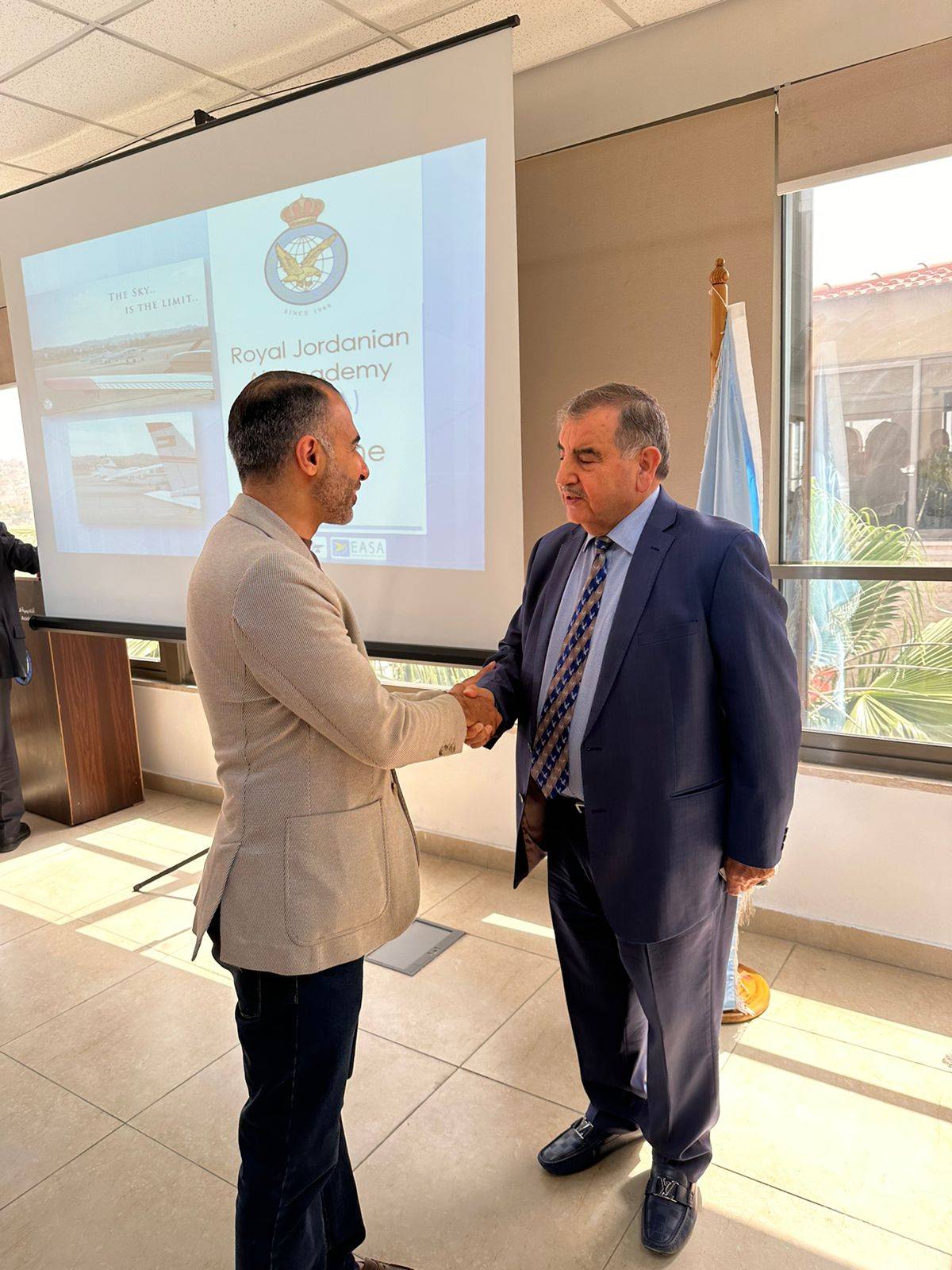 أكاديمية الطيران الملكية تستقبل مجموعة من الدبلوماسيين