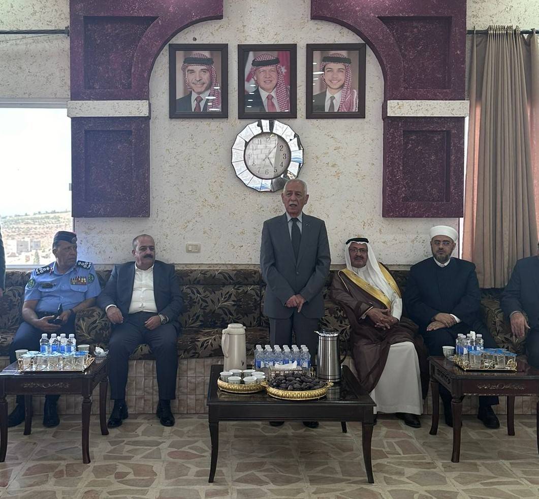 مندوبا عن الملك وولي العهد.. العيسوي يعزي آل حداد والعودات...صور
