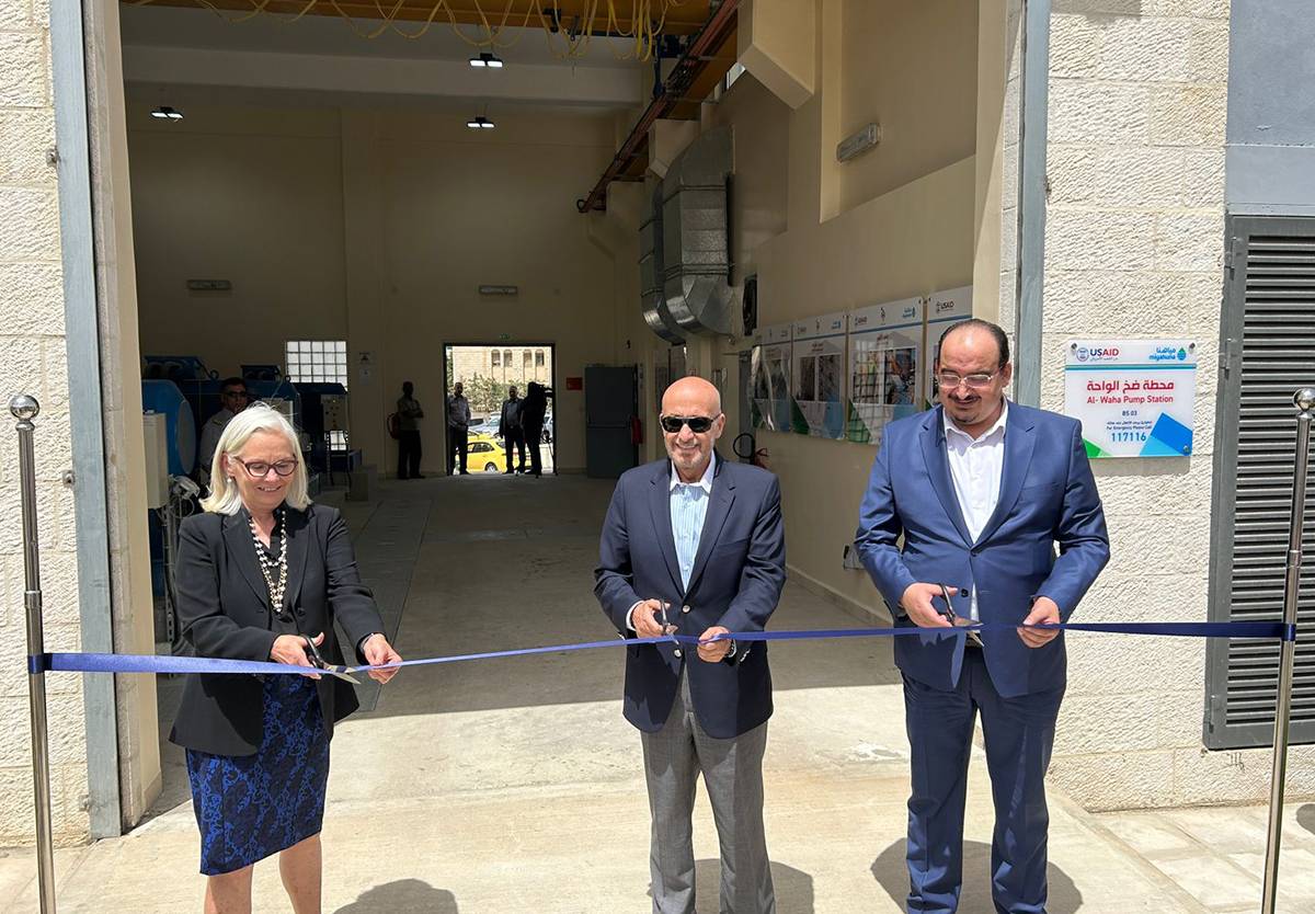 وزير المياه ومسؤولة أميركية يدشنان محطة ضخ الواحة