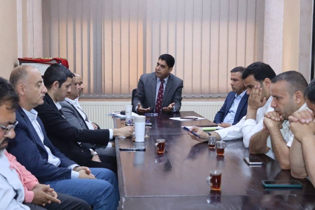 الشرفات يعقد اجتماعاً لرؤساء الأقسام في تربية البادية الشمالية الغربية...صور