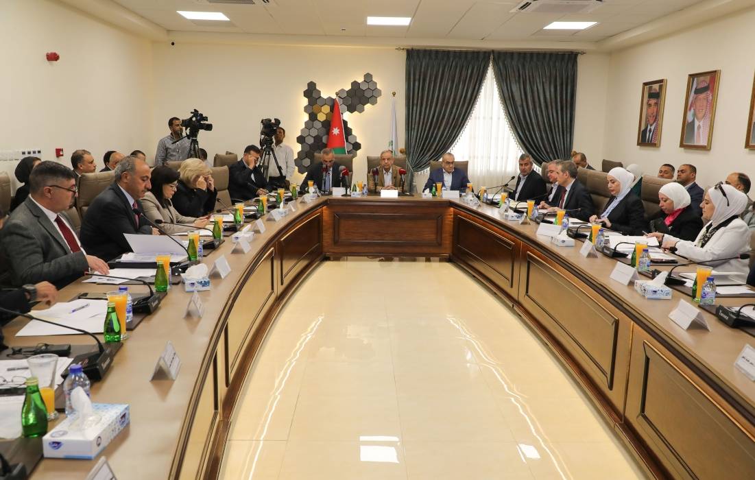 الفريق الوزاري يطلع على إنجازات محافظة العاصمة خلال الـ25 عاما