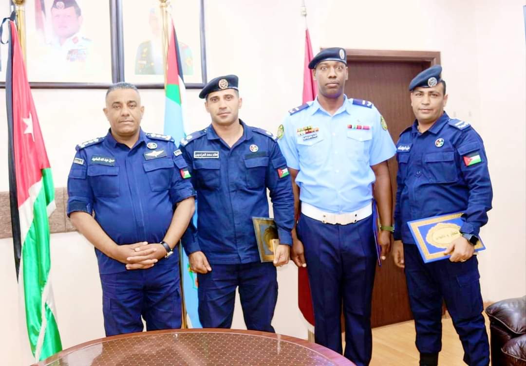 مدير  الدوريات الخارجية يكرم الملازم علاء محمد والوكيل عزيز يحيى