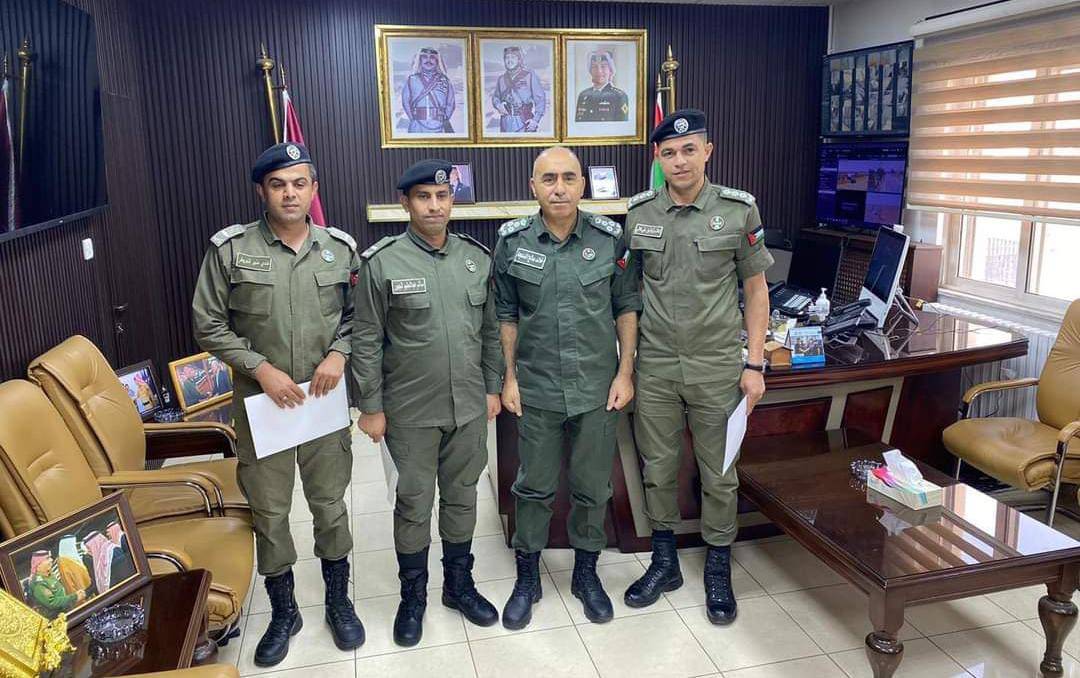 العميد الدعجة يكرم عدداً من مرتبات قيادة شرطة البادية الملكية...صور