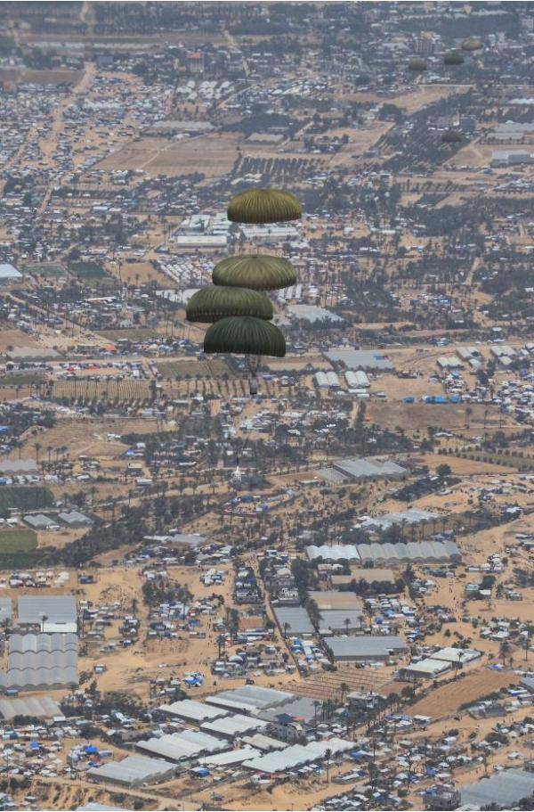 الجيش ينفذ 3 إنزالات جوية لمساعدات على جنوب غزة بمشاركة دولية