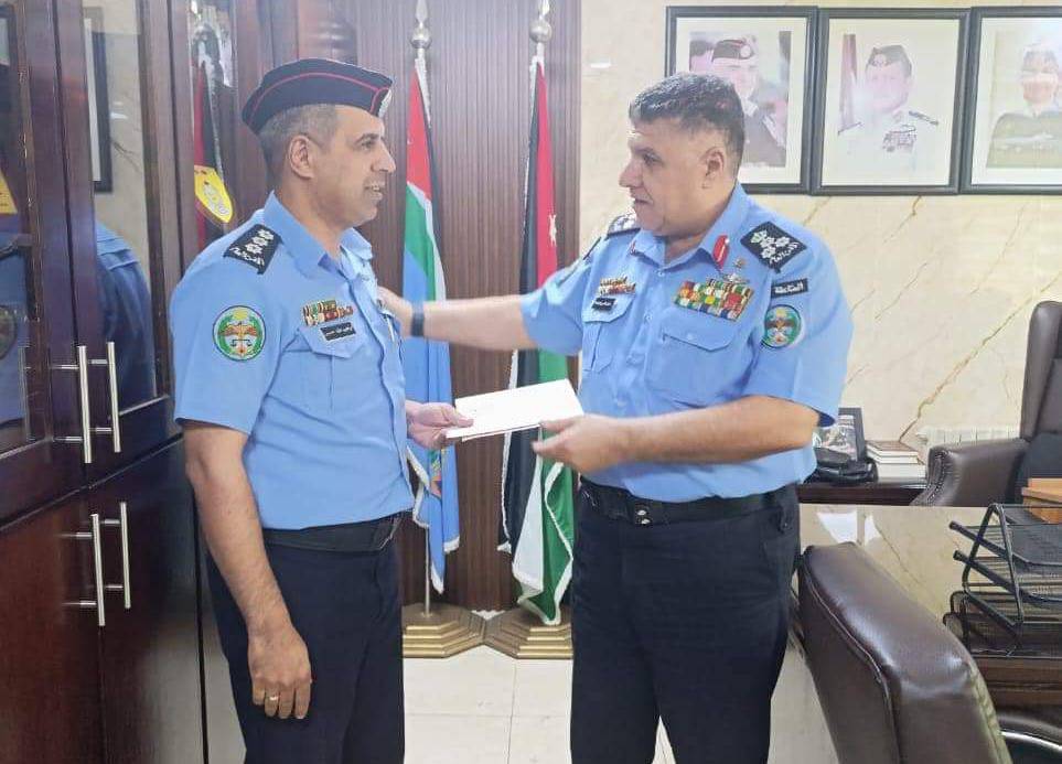 العميد الربابعة  يكرم عدداً من نشامى إدارة الاقامة والحدود...صور