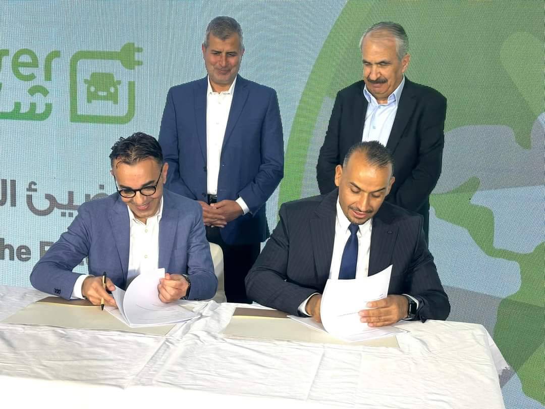 الوزير الخرابشة يرعى توقيع اتفاقية لأنشاء محطات شحن مركبات كهربائية