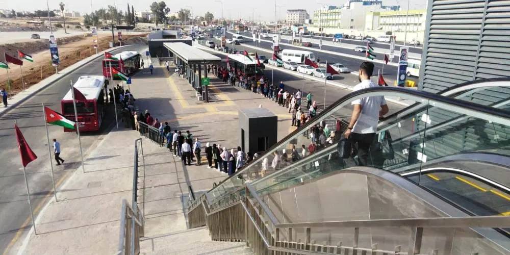 حركة ركاب نشطة على استخدام حافلات التردد السريع بين الزرقاء وعمان